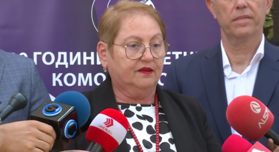 (VIDEO) Janevska: Nxënësve mund t’u merren telefonat gjatë mësimit