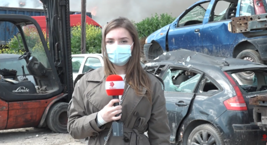 (VIDEO) Zjarr në Shuto Orizare, digjet një makinë për bluarjen e metaleve