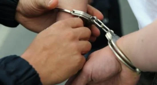 Privohen nga liria tetë persona, policia u gjeti substanca narkotike