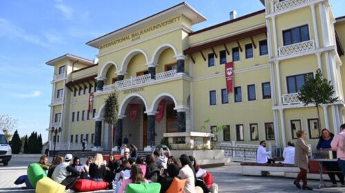 Universiteti Ndërkombëtar Ballkanik (IBU) akrediton programe të reja dhe forcon bashkëpunimin me sektorin privat