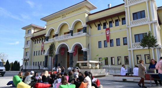 Universiteti Ndërkombëtar Ballkanik (IBU) akrediton programe të reja dhe forcon bashkëpunimin me sektorin privat