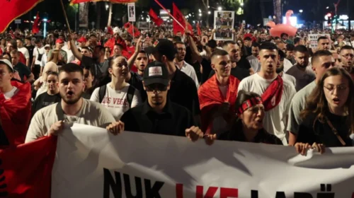 Dita e 12-të e protestës, aktivistët dhe qytetarët marshuan në rrugët e Tiranës