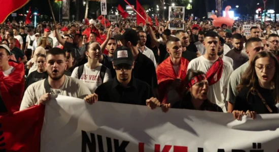 Dita e 12-të e protestës, aktivistët dhe qytetarët marshuan në rrugët e Tiranës