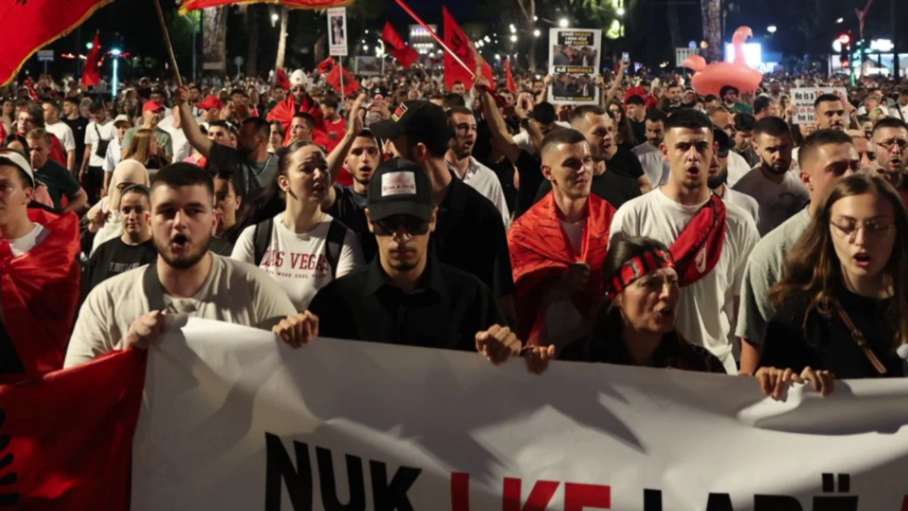 Dita e 12-të e protestës, aktivistët dhe qytetarët marshuan në rrugët e Tiranës
