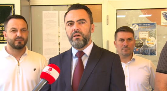 (VIDEO) Maturantët sot u testuan në gjuhën amtare, Sulejmani shpjegon ndryshimet në testimin