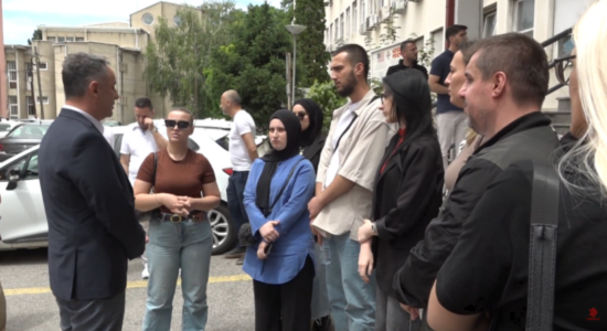 (VIDEO) Protesta para MSH-së – 50 të punësuar në pediatri 5 muaj pa paga, ministri analizon problemin