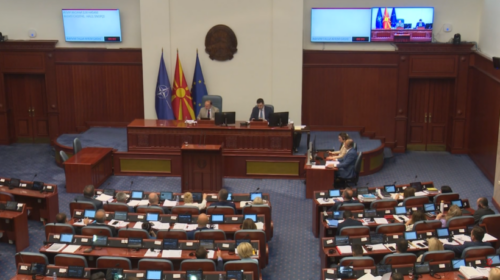 (VIDEO) Ligjet kundër duhanit dhe kundër kazinove kaluan filtrin e parë