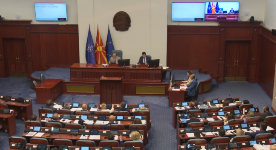 (VIDEO) Ligjet kundër duhanit dhe kundër kazinove kaluan filtrin e parë