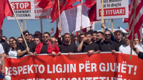 (VIDEO) Provimi i jurisprudencës në shqip, studentët nuk pranojnë zgjidhje gjysmake