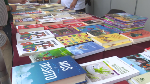 (VIDEO) Hapet Panairi i Librit në sheshin Skënderbeu në Shkup