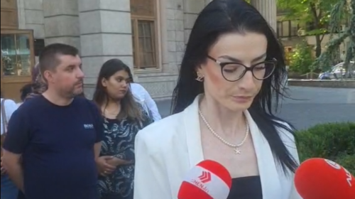 Punonjësit e Klinikës së Fëmijëve protestojnë para Ministrisë së Financave: Gjashtë muaj pa paga, duam zgjidhje