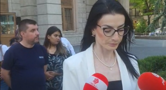 Punonjësit e Klinikës së Fëmijëve protestojnë para Ministrisë së Financave: Gjashtë muaj pa paga, duam zgjidhje
