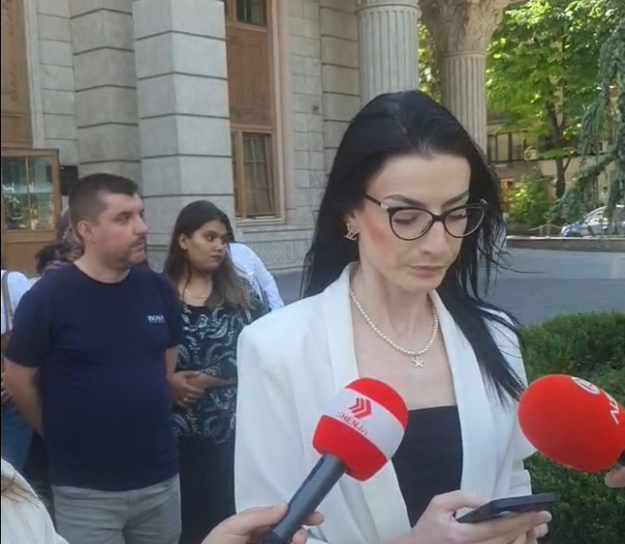 Punonjësit e Klinikës së Fëmijëve protestojnë para Ministrisë së Financave: Gjashtë muaj pa paga, duam zgjidhje