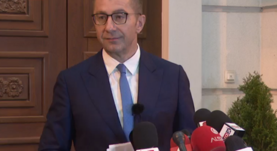 Mickoski zbuloi vetëm emrat e ministrave të VMRO-së, për VLEN-in dhe ZNAM-in tregoi vetëm resorët