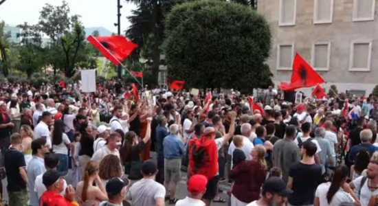 Dita e 31-të e protestës në Tiranë, vazhdojnë pakënaqësitë ndaj qeverisë