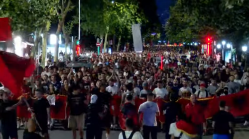 Marshim kilometrik në Tiranë! Protestuesit njëzëri: Shqipëria është e jona…