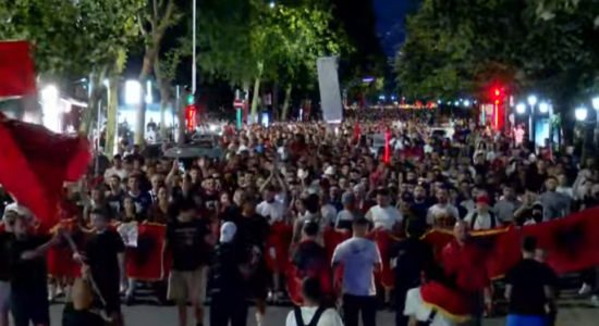 Marshim kilometrik në Tiranë! Protestuesit njëzëri: Shqipëria është e jona…