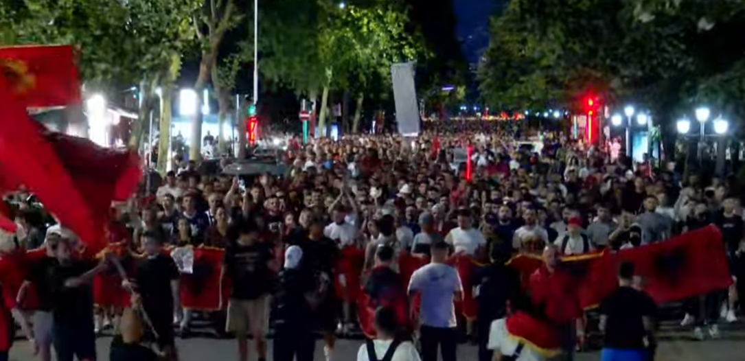 Marshim kilometrik në Tiranë! Protestuesit njëzëri: Shqipëria është e jona…