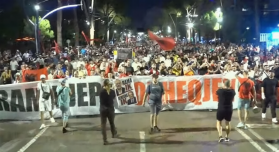 Dita e 25-të e protestës në Tiranë, thirrje “Rama jepe dorëheqjen”, “Rama në burg, Berisha në burg” dhe “Revolucion”