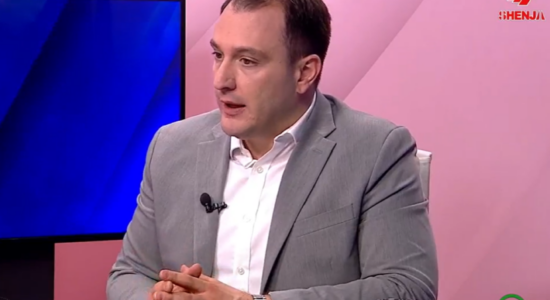 Anodnovski: Po mendojmë të ndalojmë telefonat në shkollat fillore dhe të mesme