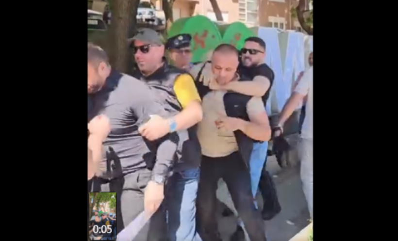 (VIDEO) Arrestohet kryetari serb i Mitrovicës së Veriut, e dëmtoi obeliskun “I love Mitrovica”