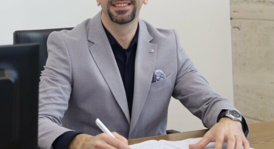 “Revolucioni Flamingo” dhe paradoksi shqiptar