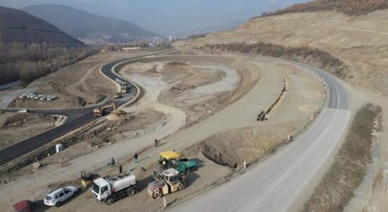 (VIDEO) Autostrada Shkup-Bllacë, në vitin 2020 u nënshkrua kontrata për ndërtimin e segmentit të parë