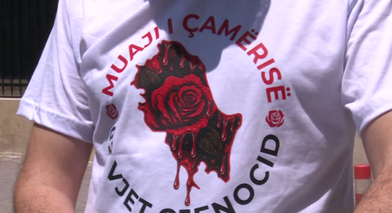 (VIDEO) Ambasadës greke i dorëzohet letra për rikthimin e shqiptarëve nga Çamëria