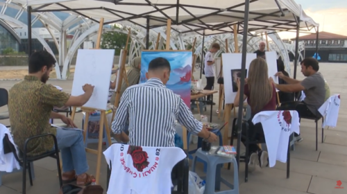 (VIDEO) Muaji i Çamërisë shënohet me aktivitet artistik në Çarshinë e Shkupit