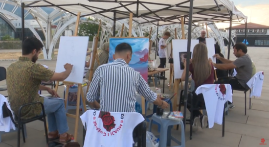 (VIDEO) Muaji i Çamërisë shënohet me aktivitet artistik në Çarshinë e Shkupit
