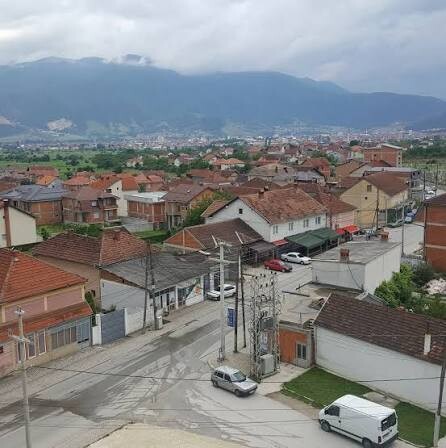 Banorët e fshatit Debresh i reagojnë Taravarit  Kërko falje  ose do përballesh me padi 