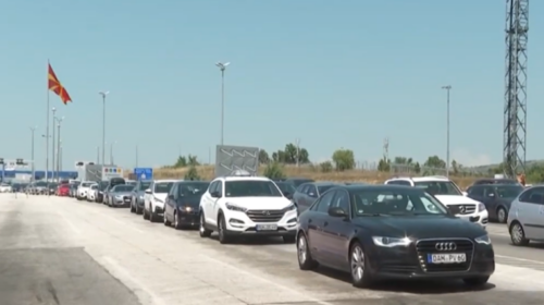 (VIDEO) Kolonat e gjata në pikat kufitare Evzoni dhe Bogorodicë