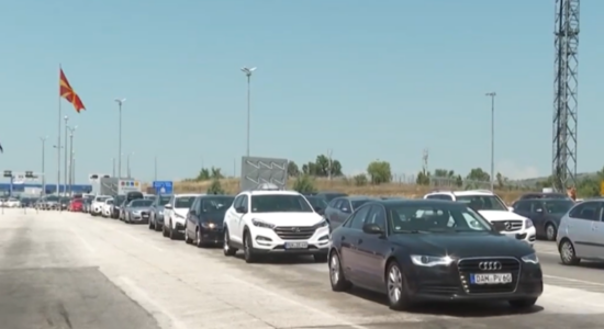 (VIDEO) Kolonat e gjata në pikat kufitare Evzoni dhe Bogorodicë