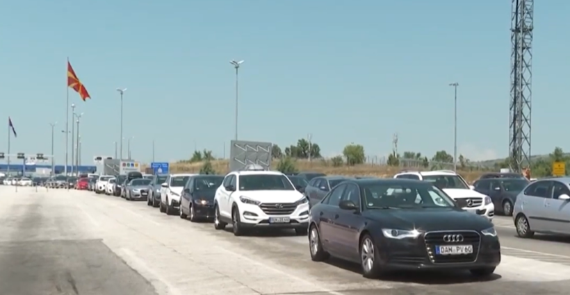 (VIDEO) Kolonat e gjata në pikat kufitare Evzoni dhe Bogorodicë