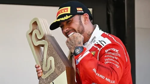 Lewis Hamilton i jep fund pritjes dyvjeçare, fiton garën e parë me Ferrarin