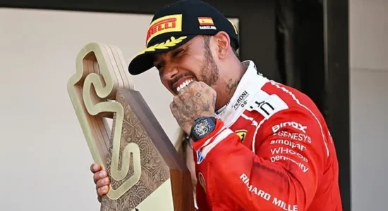 Lewis Hamilton i jep fund pritjes dyvjeçare, fiton garën e parë me Ferrarin