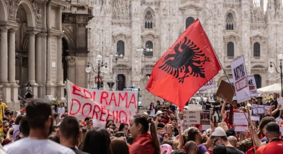 (FOTO) Protestat për Zvërnecin shpërthejnë edhe në Milano