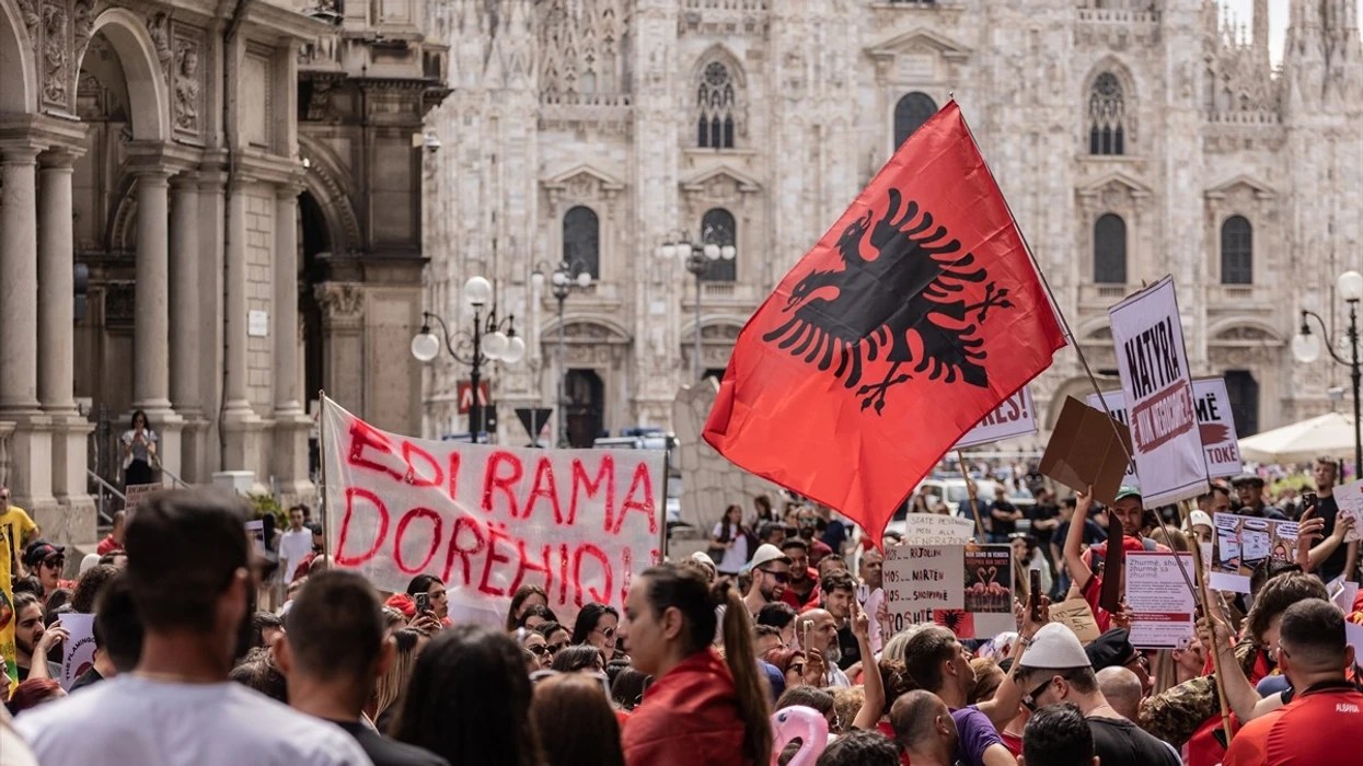 (FOTO) Protestat për Zvërnecin shpërthejnë edhe në Milano