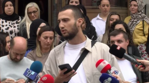 Punonjësit e Klinikës për Sëmundje të Fëmijëve protestojnë para Ministrisë së Shëndetësisë në RMV