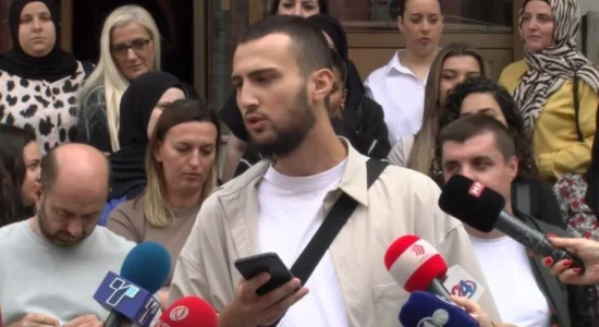 Punonjësit e Klinikës për Sëmundje të Fëmijëve protestojnë para Ministrisë së Shëndetësisë në RMV