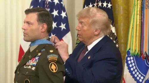 Moment i sikletshëm për Trumpin, nuk arrin t’i vendos medaljen veteranit – e lidh nyje