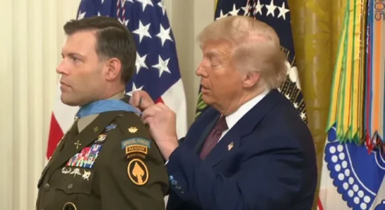 Moment i sikletshëm për Trumpin, nuk arrin t’i vendos medaljen veteranit – e lidh nyje