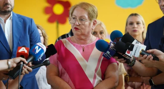 Janevska: Për të tretin vit me radhë sigurohet furnizimi dhe shpërndarja në kohë e teksteve shkollore, të gjithë nxënësit më 1 shtator do të kenë mjete mësimore