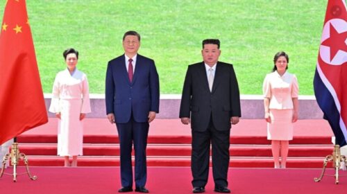 Xi Jinping viziton Korenë e Veriut pas 7 vitesh, Kim Jong Un e pret me ceremoni madhështore