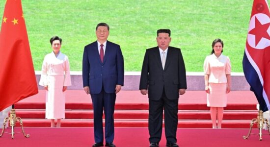 Xi Jinping viziton Korenë e Veriut pas 7 vitesh, Kim Jong Un e pret me ceremoni madhështore