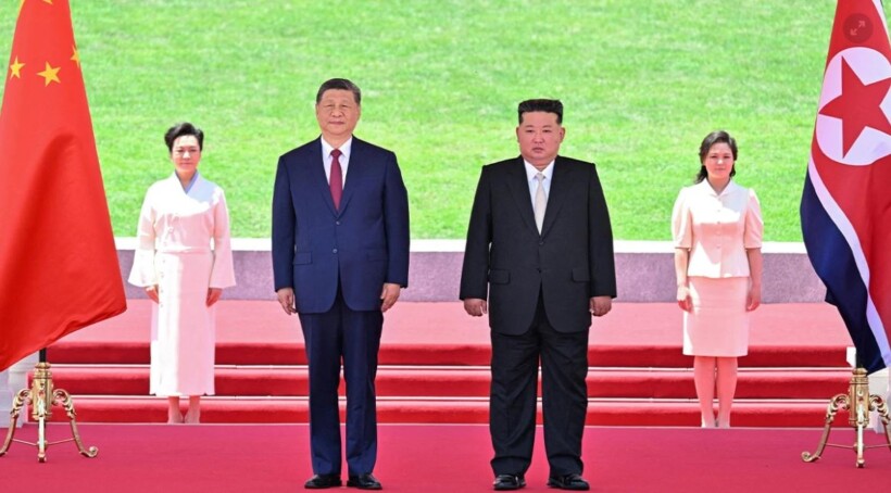 Xi Jinping viziton Korenë e Veriut pas 7 vitesh, Kim Jong Un e pret me ceremoni madhështore