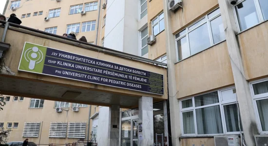 Helmohet me barna një 5-vjeçar nga Gostivari, dërgohet në Klinikën e Fëmijëve në Shkup