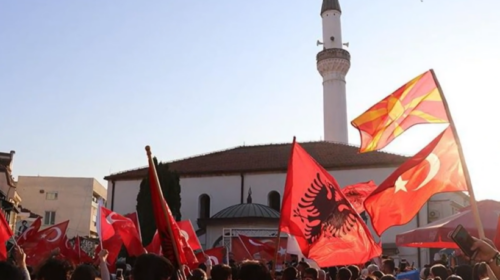 (VIDEO) Komuniteti turk njëzëri kundër propozim-ligjit për përfaqësim të drejtë