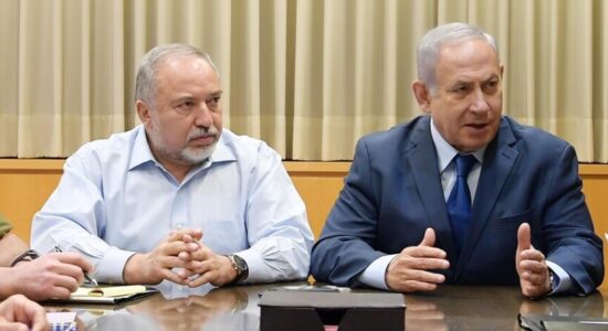 Lideri i opozitës izraelite: Netanyahu po e fut Izraelin në luftë civile vetëm për të qëndruar në pushtet