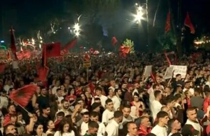 Protestuesit marshim rreth Kryeministrisë: Edi Rama je i rrethuar, jep dorëheqjen